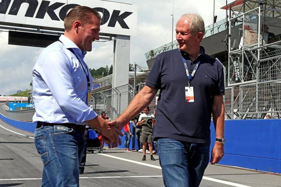 La stretta di mano tra l’ex pilota Jos Verstappen e Helmut Marko nel 2014 che ha sancito il passaggio di Max alla Red Bull. Ercole Colombo